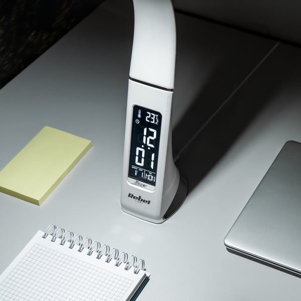 Bordlampe LED natlig regulering vækkeur LCD 7W USB Rebel