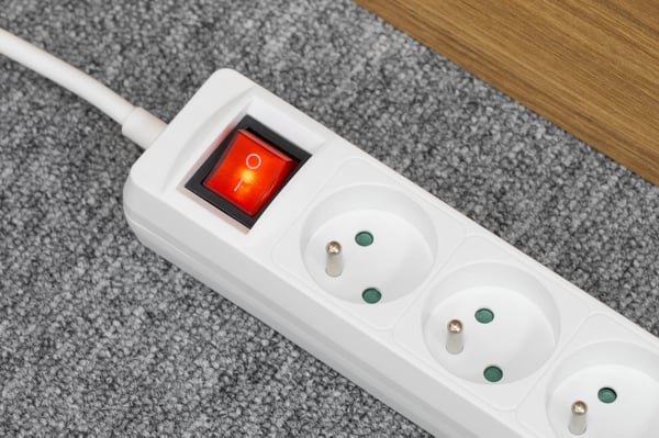 Forlængerstrømskinne 5m 3 stik 2xUSB 3x1,0mm2 kontakt Rebel
