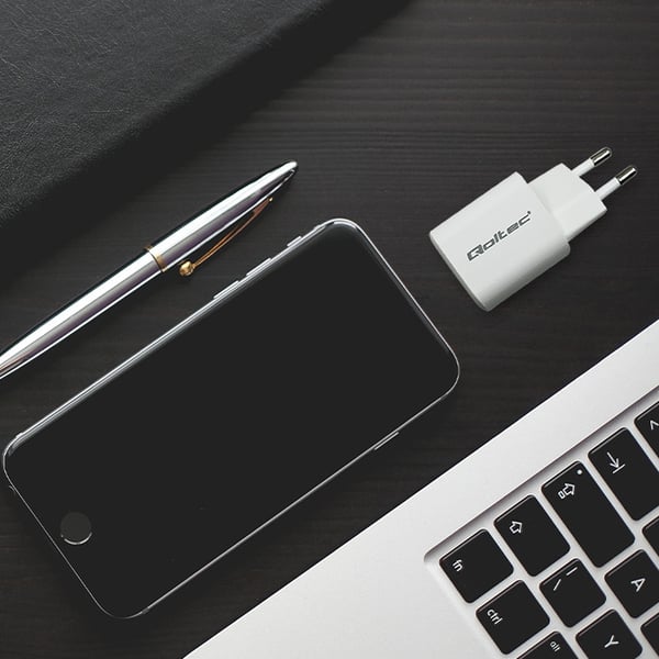 Qoltec 35 W GaN ultra -seinälaturi | 5–20 V | 2,25–3 A | 1 x USB-C-kaapeli | 1 x USB QC 3.0 | Valkoinen