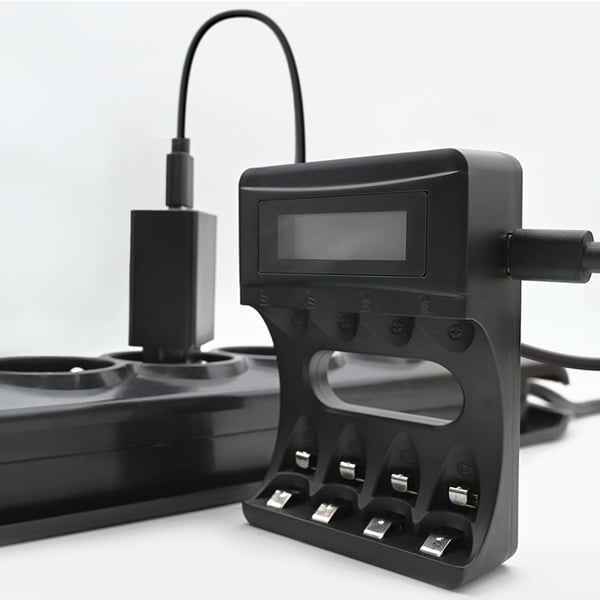 Qoltec NiMH-batteriladdere til R03 AAA og R6 AA-batterier med LCD-display og USB-kabel