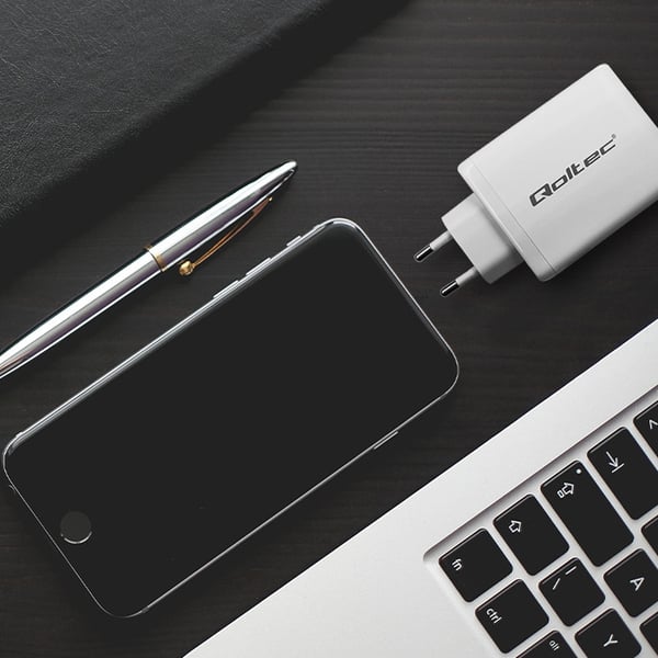 Qoltec 100W GaN väggadapter 5-20V 1.5-5A 2x USB-C PD 1x USB QC 3.0 vit
