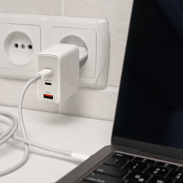 Qoltec 100W GaN väggadapter 5-20V 1.5-5A 2x USB-C PD 1x USB QC 3.0 vit