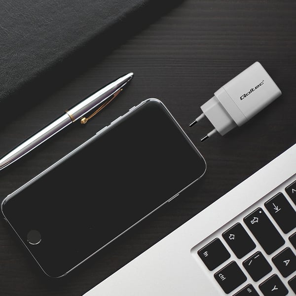 Qoltec 45W GaN vægglader 5-20V 1,5-3A USB-C PD og USB QC 3.0 hvid
