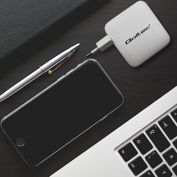 Qoltec 140W GaN väggadapter 5-20V 2.5-5A 3x USB-C PD 1x USB QC 3.0 vit