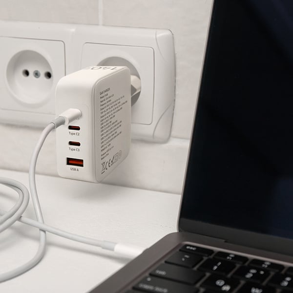 Qoltec 140W GaN väggadapter 5-20V 2.5-5A 3x USB-C PD 1x USB QC 3.0 vit