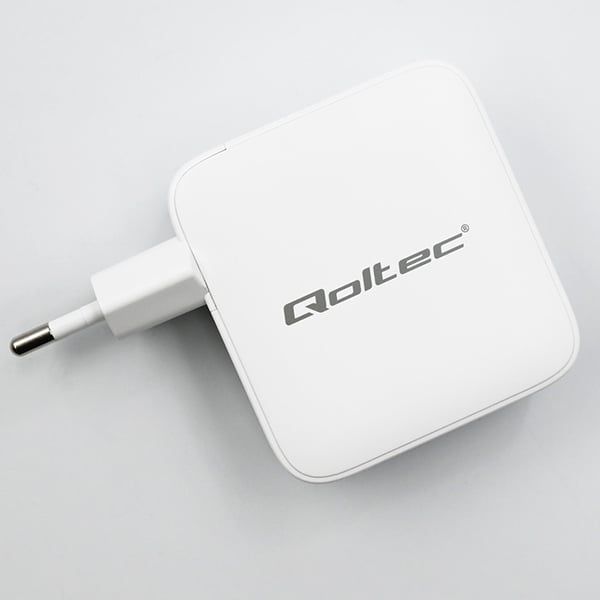Qoltec 140W GaN väggadapter 5-20V 2.5-5A 3x USB-C PD 1x USB QC 3.0 vit