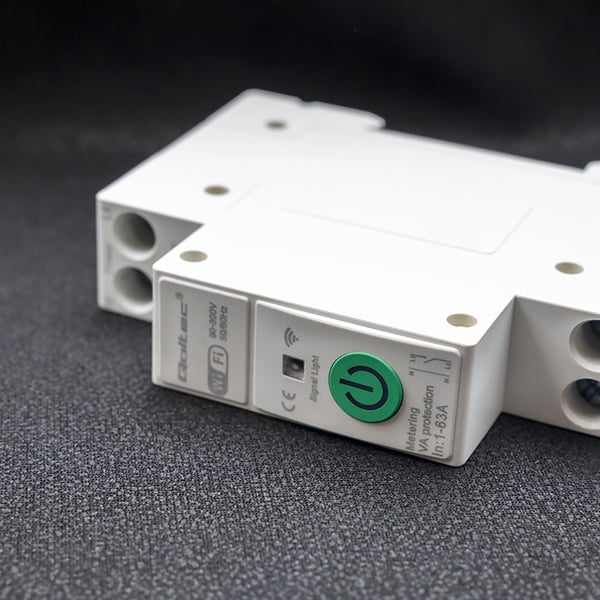 Qoltec 63A DIN-skinnerelæ med elmåler, TUYA, Wi-Fi og Smart Life