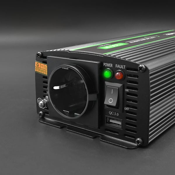 Qoltec Monolith -jännitemuunnin | 600 W | 1200 W | 12 V - 230 V | Puhdas sinusjännitteinen
