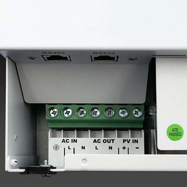 Qoltec hybrid off-grid solcelleinverter 3500W 100A 24V MPPT BMS Wi-Fi sinusbølge effektfaktor 1.0