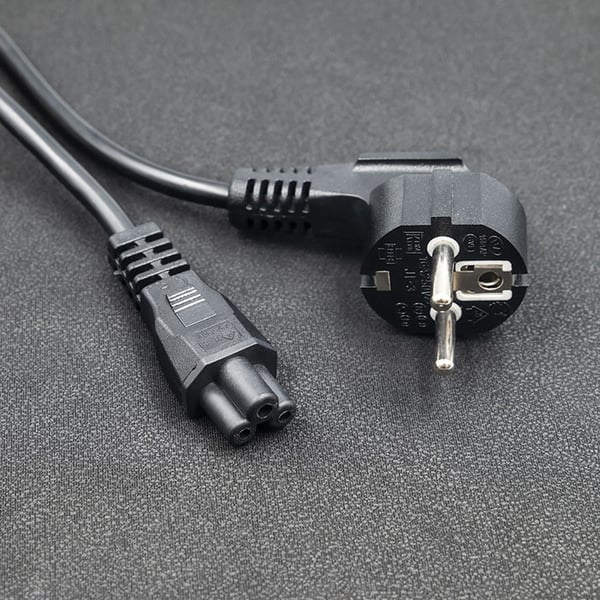 Qoltec vinklad SCHUKO-strömkabel IEC C5 klöverbladet 3x1.0mm² 1.5m