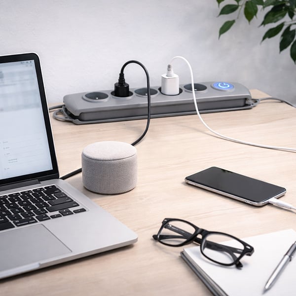 Qoltec overspendings-stikdåse med 4 udtag, 1,5 m kabel, grå