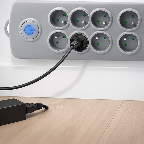 Qoltec overspændingsbeskyttet stikdåse med 8 udtag og 2,5 m ledning grå