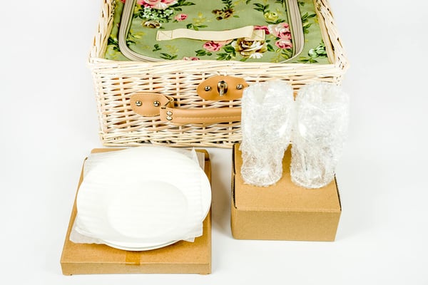 Picnickurv i flet med termopose og bestik til 2 personer, en praktisk gave