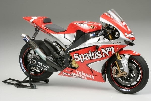 Tamiya 1/12 Yamaha YZR-M1 '04 No.7/No.33