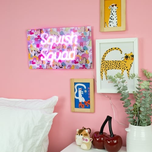 Squishmallows Squish Squad Neon vegglampe - Neonrosa Squishmallows Squish Squad Neon vegglampe - Neonrosa