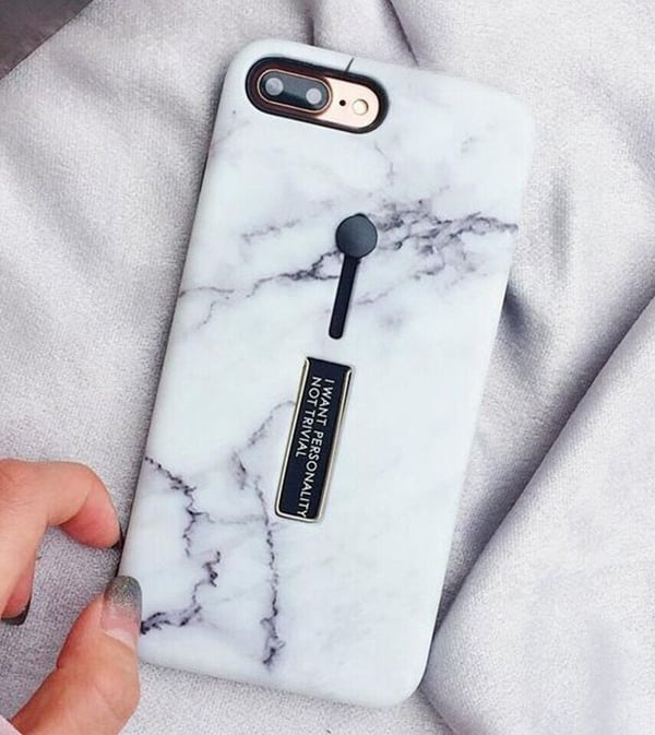 Moteveske med fingerholder - iPhone 12 Mini, Hvit marmor