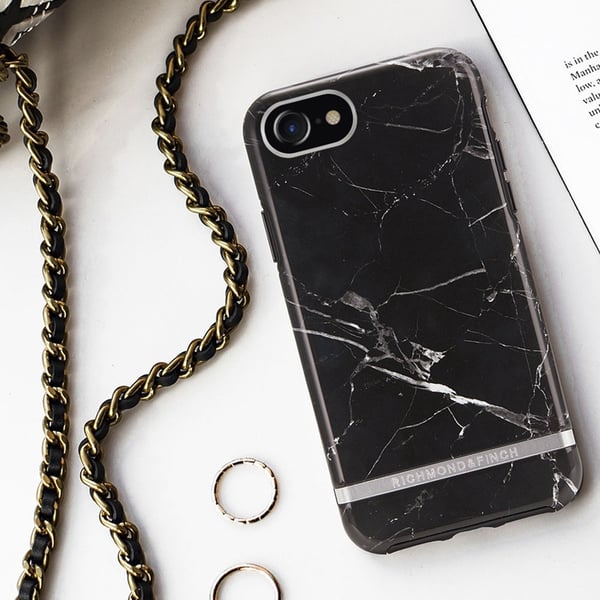 Richmond &amp; Finch iPhone 7/8/SE2-etui, svart marmor