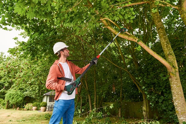 Bosch UniversalChainPole 18 -akkuoksasaha, 2,5 Ah akulla