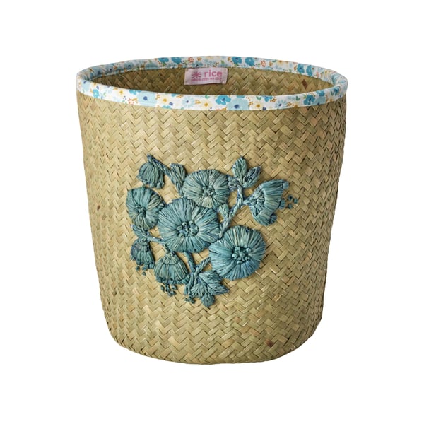 RICE Raffiakurv med blått blomsterbroderi og kant av blomsterstoff - Blå
