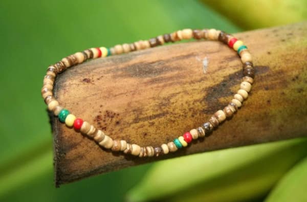 Rastaarmband cocopärlor