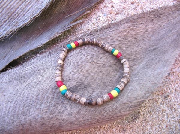 Rastaarmband av cocopärlor