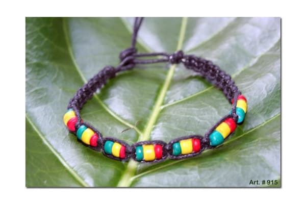 Rastaarmband målade träpärlor