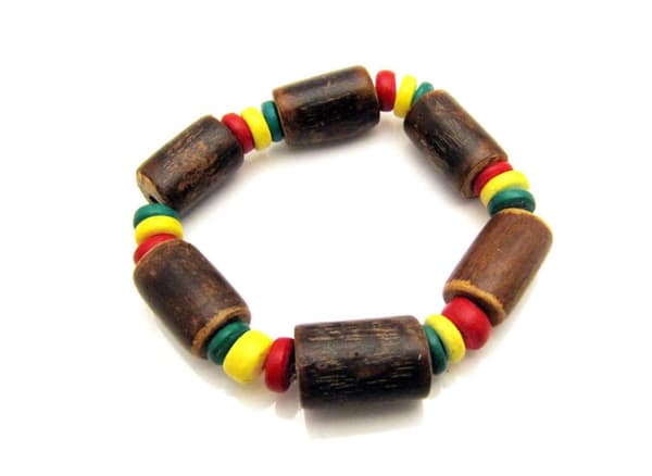 Armband av cocopärlor