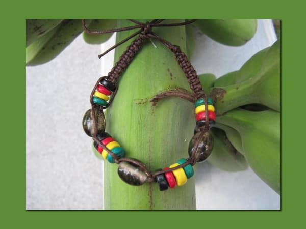Rastaarmband resin- & träpärlor