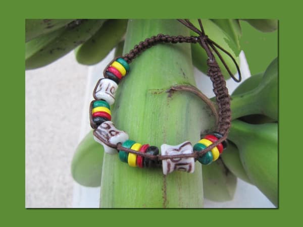 Rastaarmband resin- & träpärlor