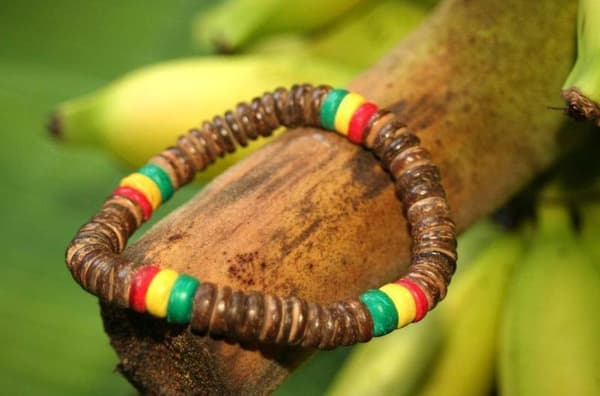 Rastaarmband av coco