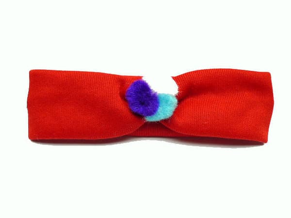 Hårband med fluffiga bollar
