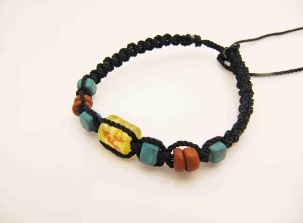 Armband olikfärgade pärlor