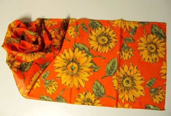 Orange scarf med solrosor