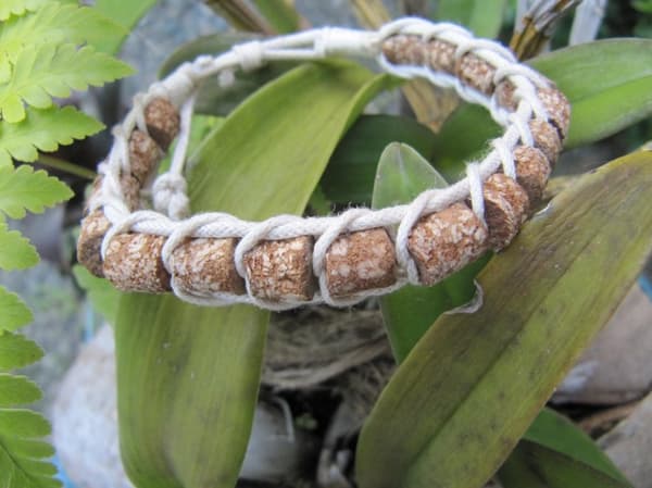Armband av Mahogny seeds
