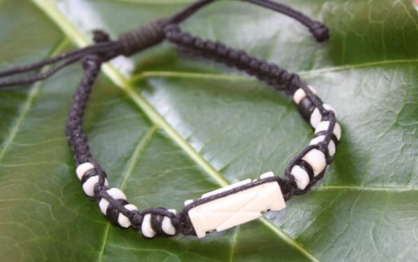 Armband graverad benbit svart