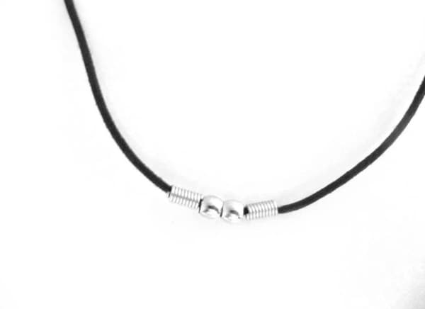 Halsband Av Svart Cord med Metallkulor