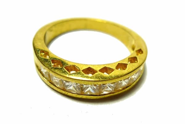 18k Guldpläterad ring med 8 CZ stenar