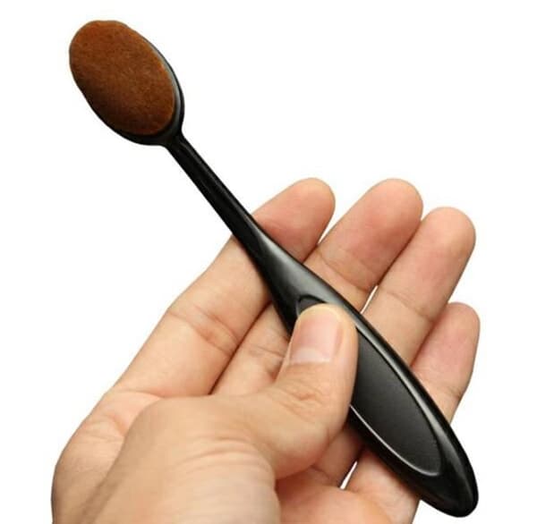 OVAL Sminkborste för foundation/concealer/primer mm. från KABUKI