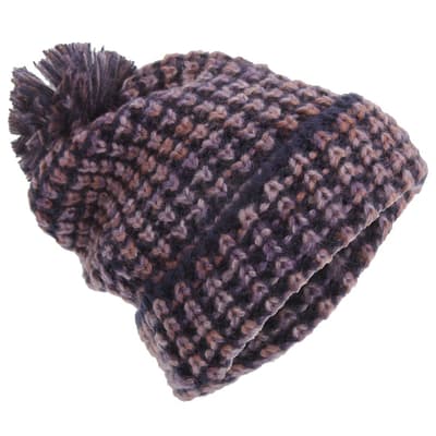 Kvinder/damer med tyk strikket vintermåtte med pom pom