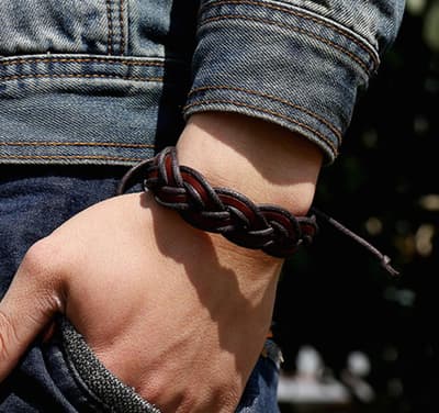 Flätad äkta läder-armband handgjord.