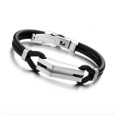 Armband med rostfritt stål och svart siliconarmband.