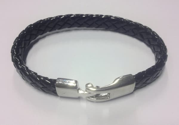 Armband flätad ca 1cm brett med metallspänne PU läder - Svart