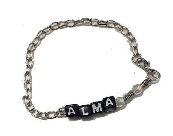 berlock armband med namn ALMA