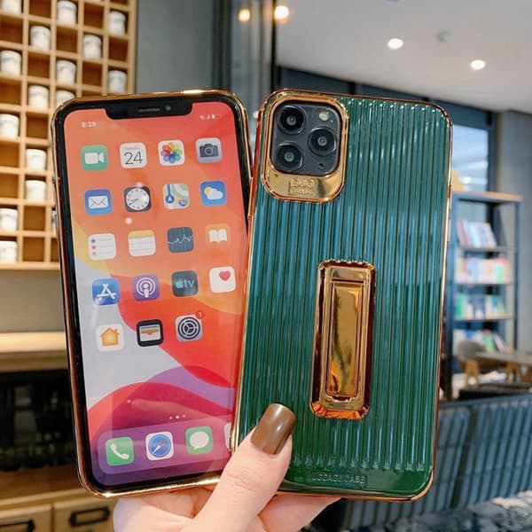 iPhone 11 Stilrent lyxigt skal med gulddetaljer och fällbart ställ