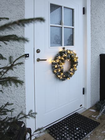 Vacker Krans med snö. 50 cm. 30LED