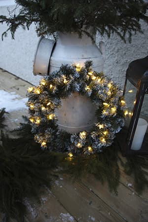 Vacker Krans med snö. 50 cm. 30LED