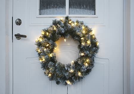 Vacker Krans med snö. 50 cm. 30LED