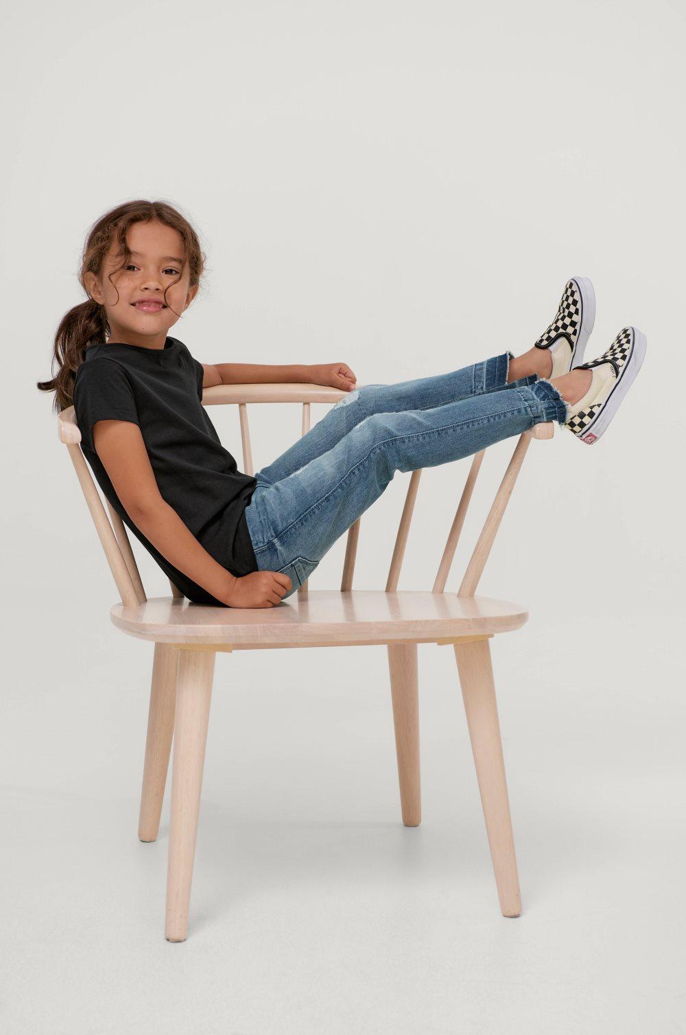 Jeans med råa benslut