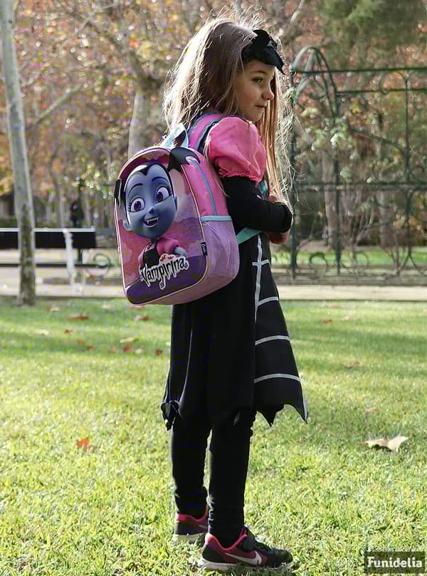 Vampirina asu tytöille