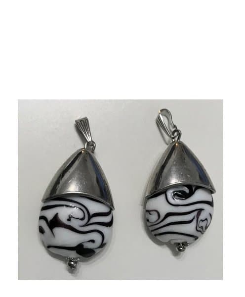 2 st söta hängen med lampwork